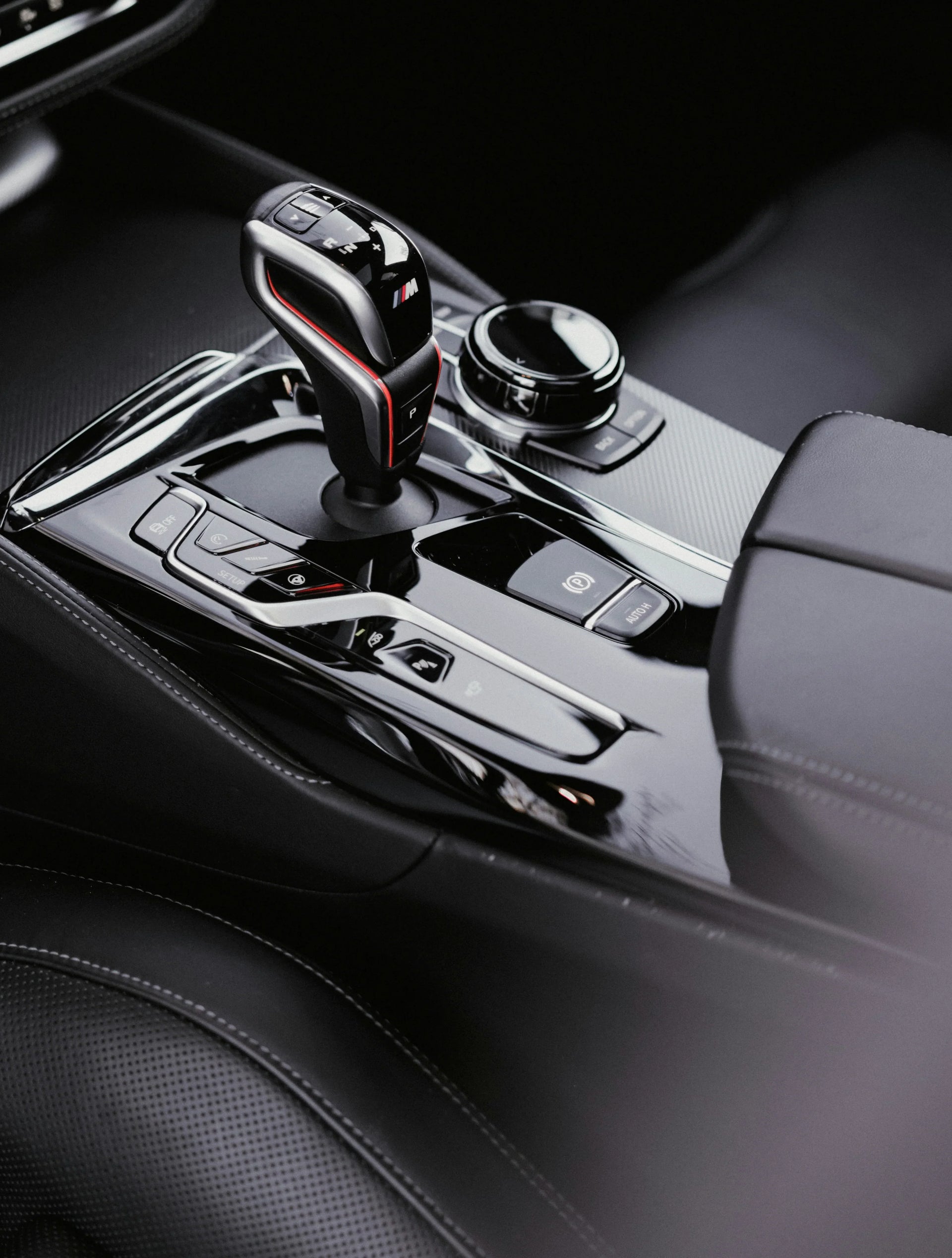 Come pulire e mantenere correttamente il pianolucido dell’auto